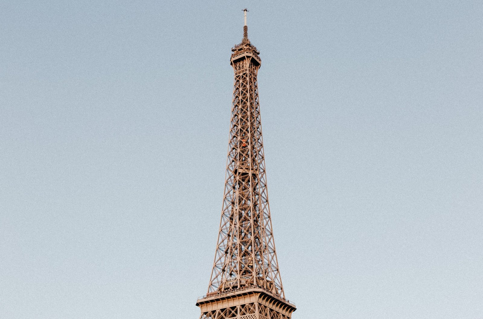 Visiting the Eiffel Tower: Tickets, Best Times, and Photo Spots